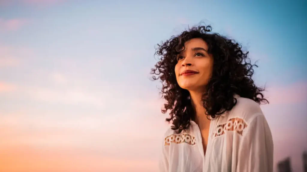 Mulher olhando horizonte com esperanca