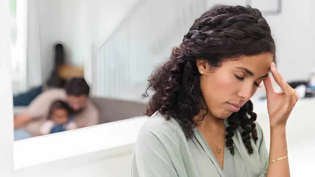 Mulher emocionalmente sobrecarregada tentando manter a paz na relação